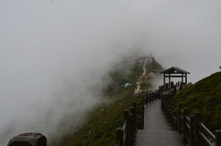 云雾中的山间栈道与亭阁