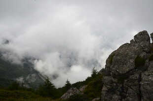 云雾缭绕的险峻山峰