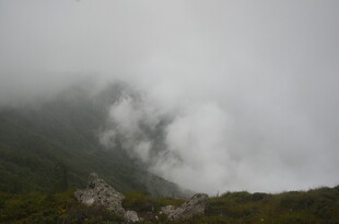 山间云雾缭绕的壮美景色