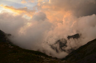 山间云海壮丽景观