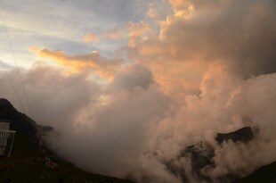 山间壮丽云霞景观