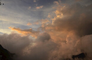 山间壮丽云霞景观