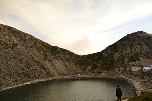 山间湖泊边的静谧景象