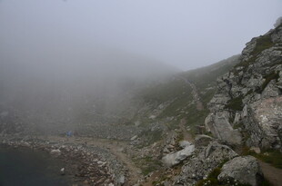 山间雾霭环绕的嶙峋岩石