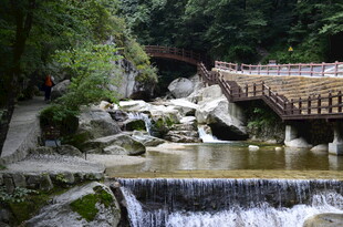 山间流水石桥景致