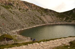 山间静谧湖泊美景