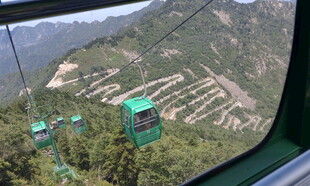 缆车视角下的山间美景