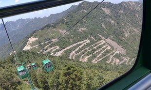 俯瞰山间景色与游乐设施