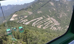 缆车视角下的山间美景