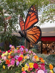 花丛中巨型蝴蝶艺术装置