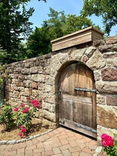 石墙木门 庭院一隅景致