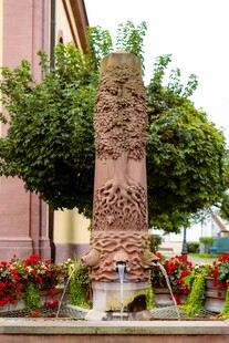 精美雕刻石柱 绿植环绕