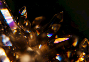 璀璨炫彩的晶体微观景象