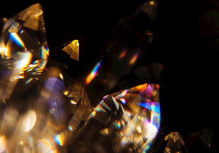 璀璨多彩的晶体特写