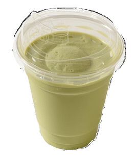 透明杯装绿色饮品