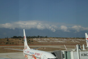 机场停机坪上的飞机