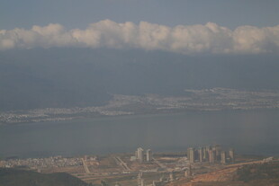 俯瞰城市与云海景观