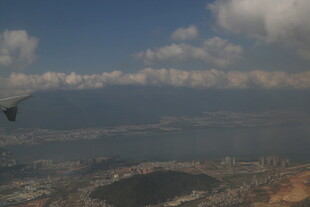 高空俯瞰城市与云海景观