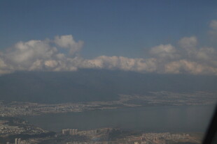 高空俯瞰城市与远山景色