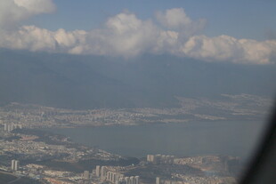 机窗视角下的城市与云海