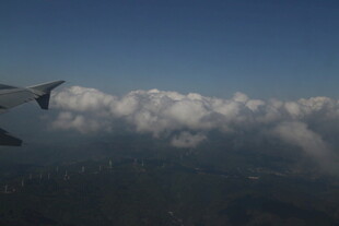 飞机窗外的云海景致