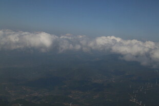 高空俯瞰云海与大地