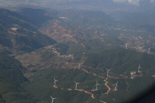 高空俯瞰山峦与风力发电机