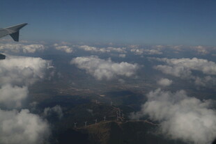 高空俯瞰云海与飞机