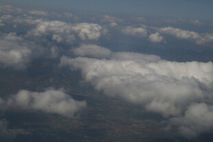 高空俯瞰蓬松云朵景观