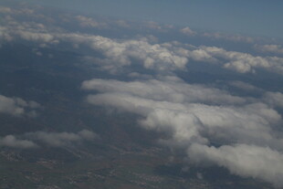 高空俯瞰蓬松云朵景观