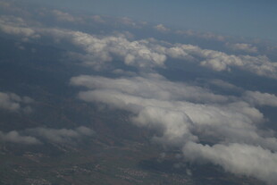 高空俯瞰蓬松云朵景观