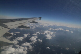 飞机窗外的云海美景