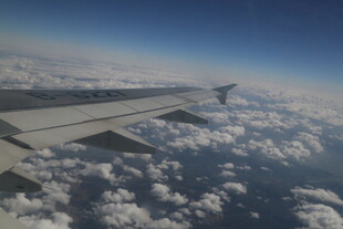 飞机舷窗俯瞰云海美景