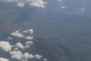 高空俯瞰云端下的大地