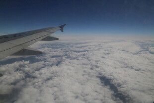 高空俯瞰飞机机翼与云海