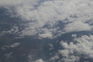 高空视角下的蓬松白云