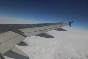 飞机机翼俯瞰云海美景