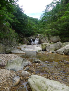 山间溪流瀑布自然美景