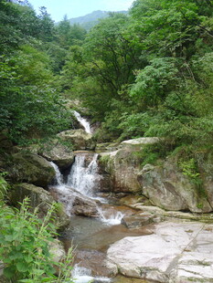 山间溪流瀑布自然美景
