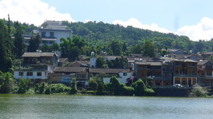 湖畔村落风光