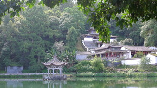 湖畔古建 绿意环绕的景致