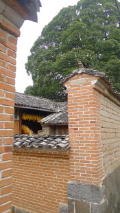 古砖墙与传统建筑一角