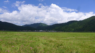 广袤草原与远山蓝天美景