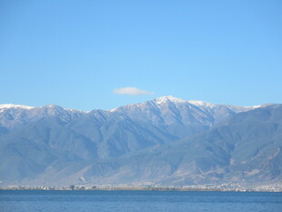 湖畔远山美景