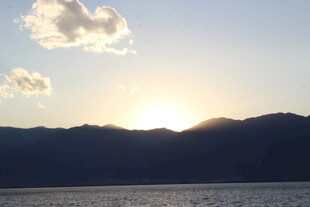 夕阳下的山水美景
