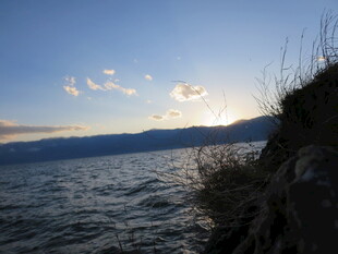 湖畔夕阳下的自然美景