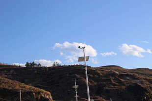 山坡上的信号设备与蓝天