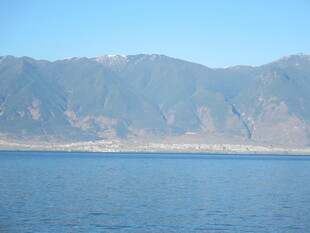 宁静山水间的广阔蓝色水域