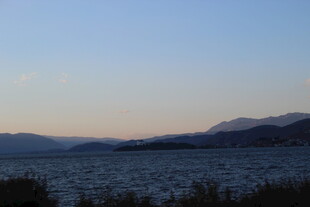 湖畔暮色中的远山美景