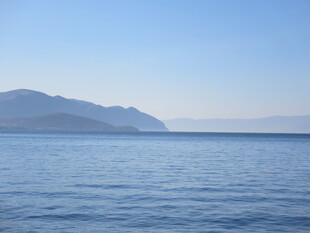 宁静海面与远处山峦